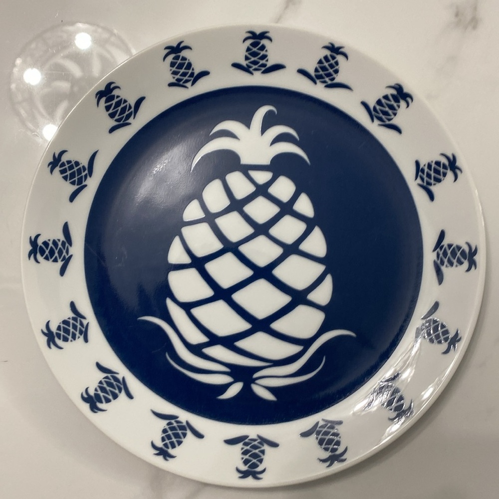 CURZON 🌹 gorgeous blue and white pineapple plate 8 inches. No chips or cracks.